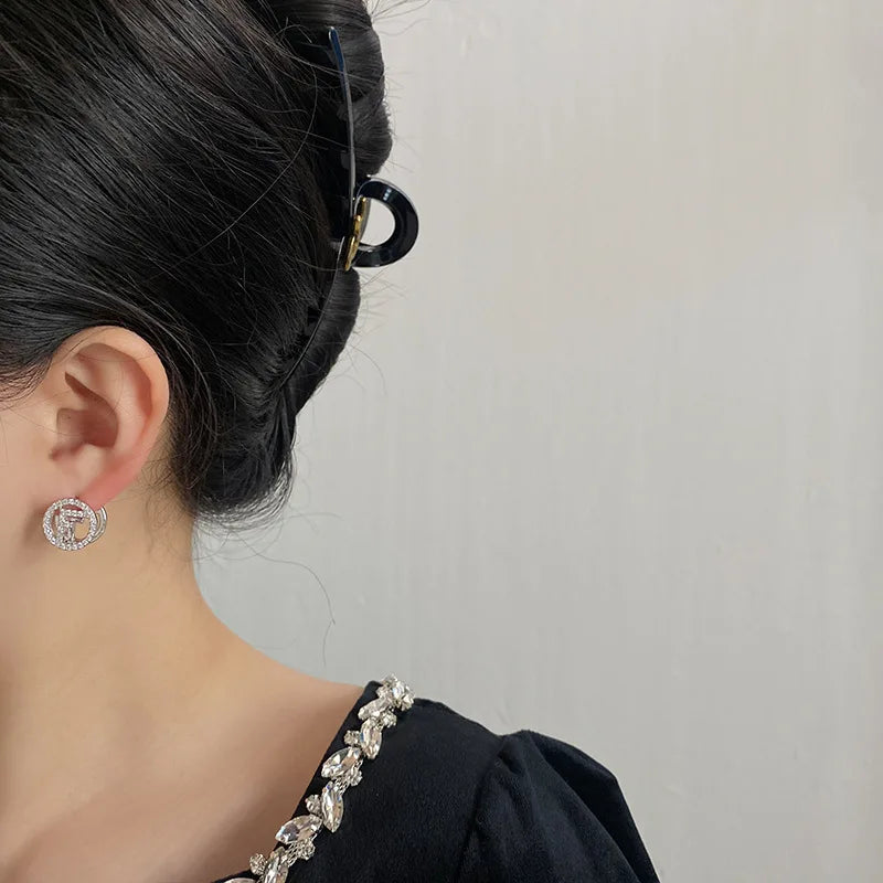 The New Fashionable Earrings Feature A Super-shiny Ear Clasp, Simple and Niche Design, Round Shape, and Compact Size
