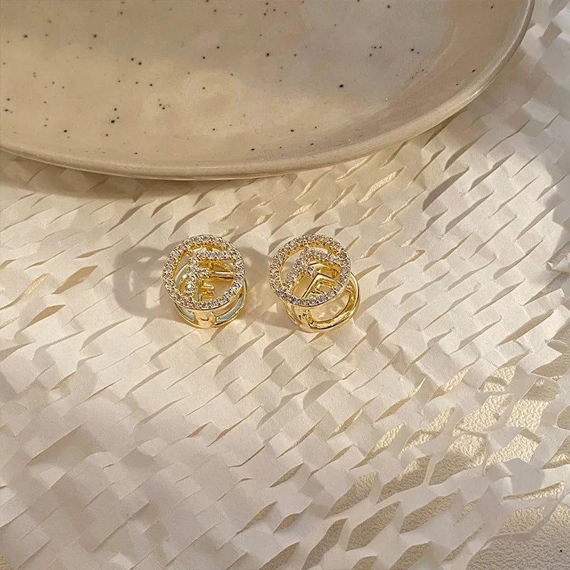 The New Fashionable Earrings Feature A Super-shiny Ear Clasp, Simple and Niche Design, Round Shape, and Compact Size