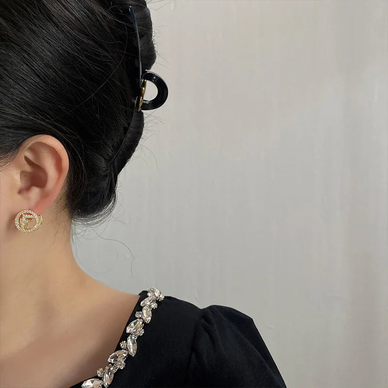 The New Fashionable Earrings Feature A Super-shiny Ear Clasp, Simple and Niche Design, Round Shape, and Compact Size